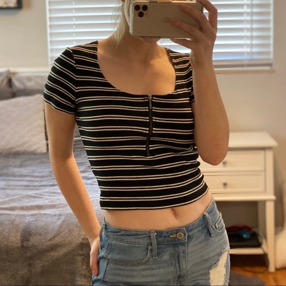Forever 21 B&W Striped Zip Up Crop Top - Picture 2 of 6